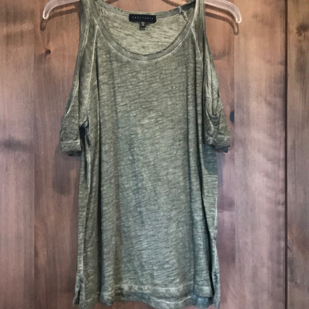 Shirt with open shoulders